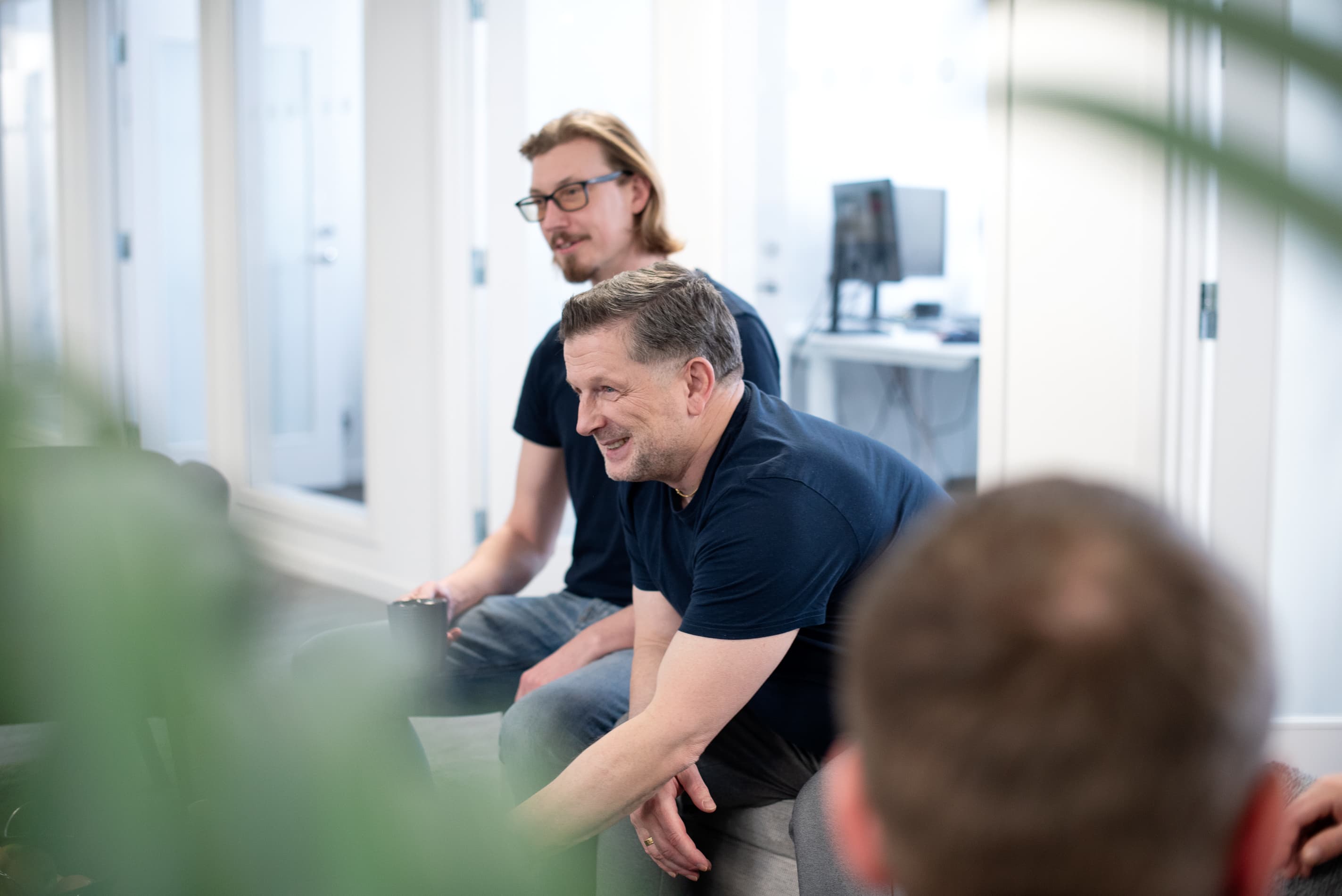 UANET-specialister i samtal på kontoret