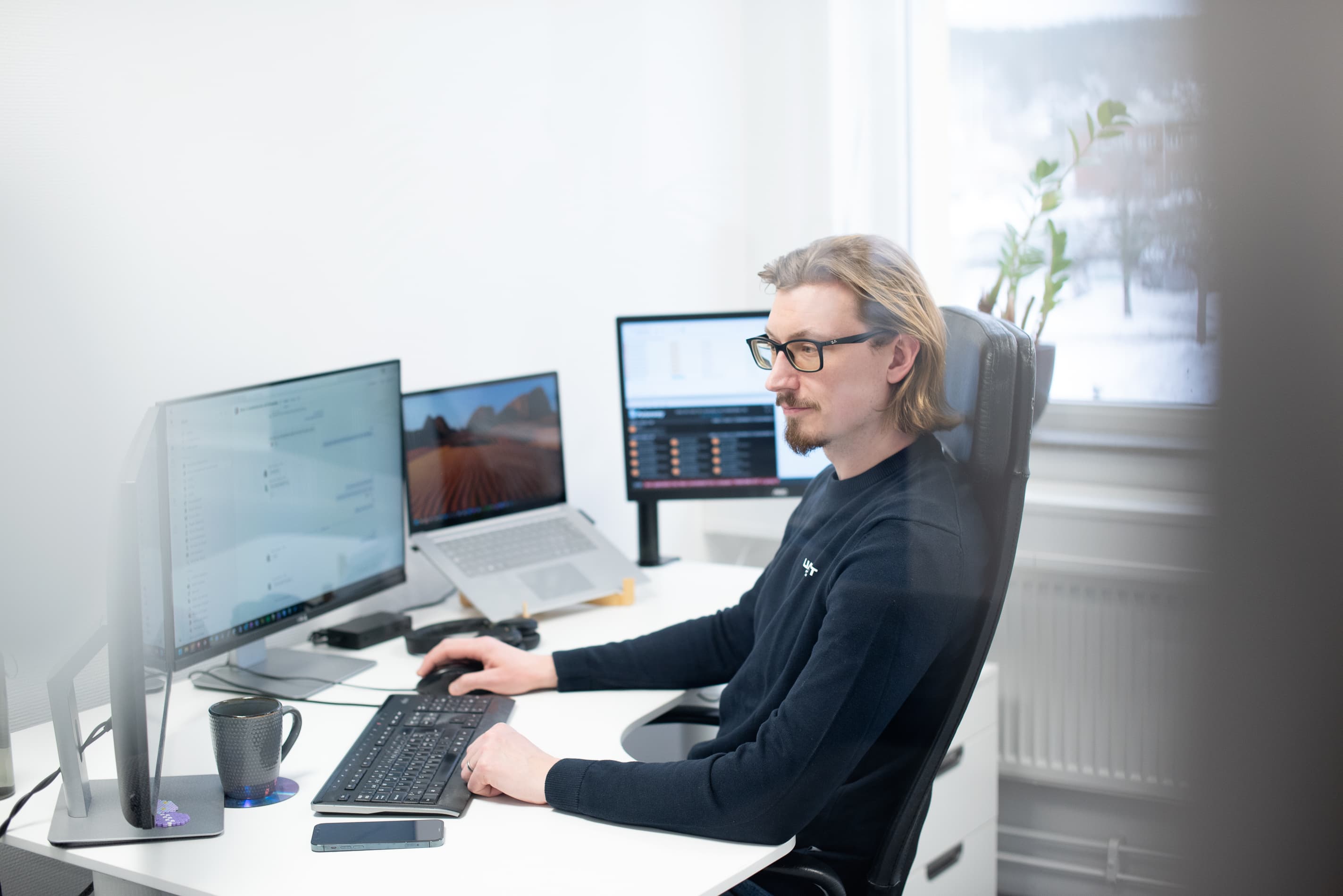 UANET-medarbetare arbetar vid flera bildskärmar på kontoret